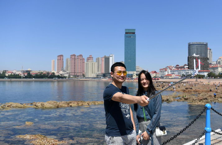 Visitors take a selfie at a scenic spot in Qingdao, east China’s Shandong Province, on May 31 (XINHUA)